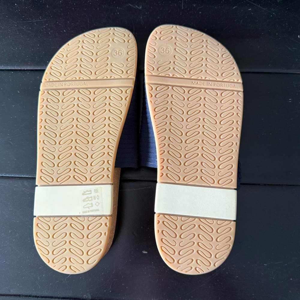 NWOT Message Shaw Ripple Slides - Picture 2 of 3